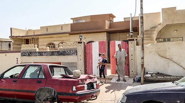 Diese christliche Familie ist in ihr Haus zurückkehrt. Ihr zurückgelassenes Auto (rot) zeigt die Zerstörungswut der IS-Kämpfer.