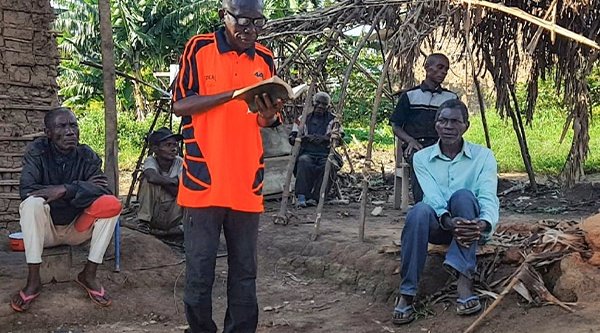 Kongolesische Christen feiern in einem Flüchtlingslager Gottesdienst.