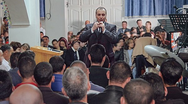 Pastor Salah bei einem Treffen mit Christen in Algerien