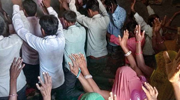 Christen in Indien während eines Gottesdienstes 