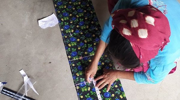 Ganz neue Erfahrung: Mit dem Nähen kann Rita erstmals selbst Geld verdienen und so auch ihre Kinder versorgen