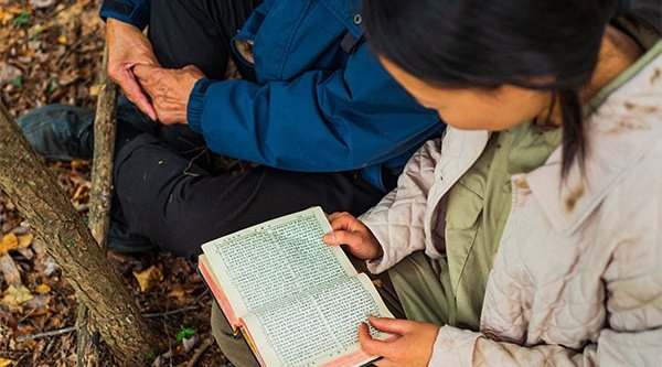 Bae ist Leiterin einer Untergrundkirche in Nordkorea. Auch in der Not ist ihr wichtig: „Der Mensch lebt nicht vom Brot allein“ (Szene nachgestellt)