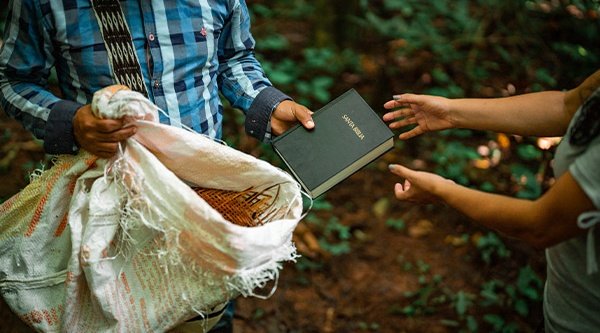 Mario aus der Region Chocó erlebte Befreiung und Errettung durch Jesus. Der ehemalige Kriminelle ist heute Pastor