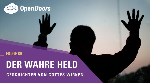 Mann hebt Hände gen Himmel und senkt betend den Kopf