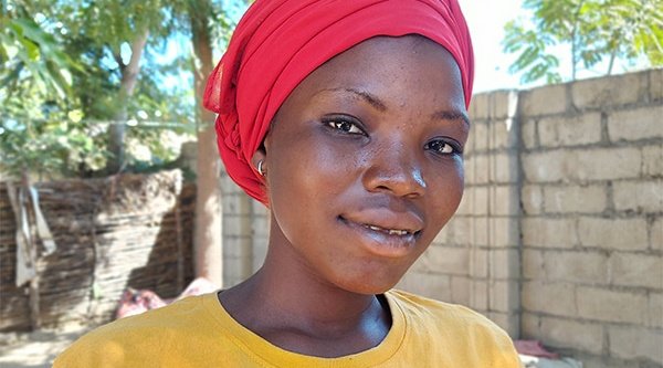 Ein afrikanisches Mädchen lächelt in die Kamera