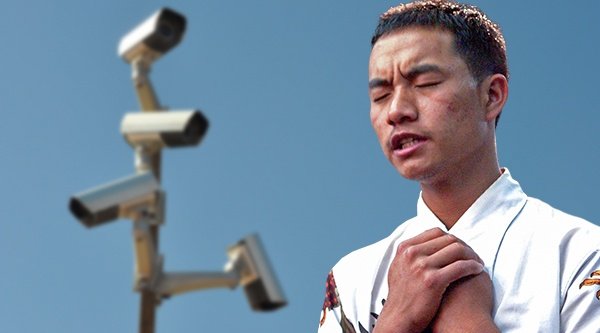 Chinesischer Mann im Gebet mit Überwachungskameras im Hintergrund