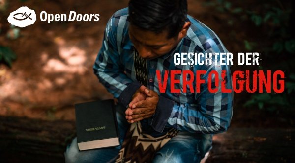 Betender Mann mit einer Bibel auf dem Schoß