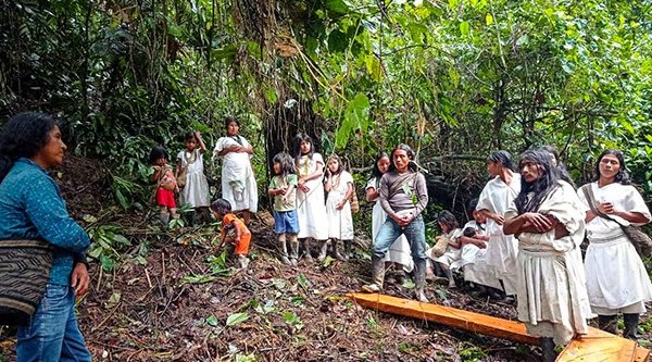 Indigene Christen versammeln sich im Wald