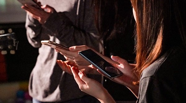 Chinesen halten Smartphones in ihren Händen