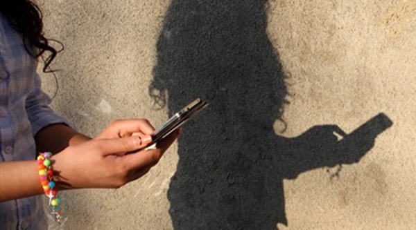 Frau hält ein Handy in ihrer Hand