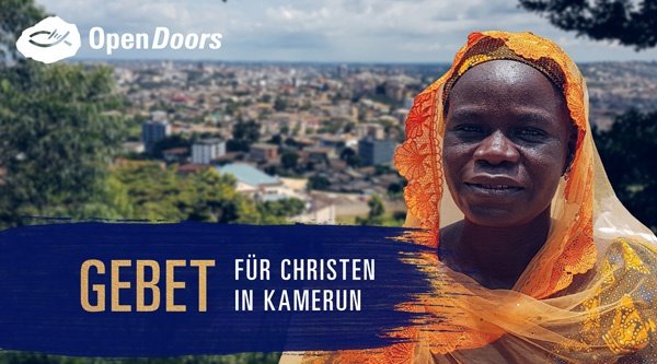 Portrait von afrikanischer Frau mit Stadt im Hintergrund
