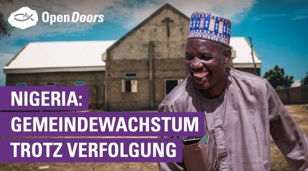 Mann aus Nigeria vor einer Kirche