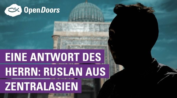 Dunkles Portrait von einem Mann vor einem Gebäude 
