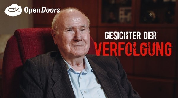 Älterer Mann sitzt in einem Sessel 