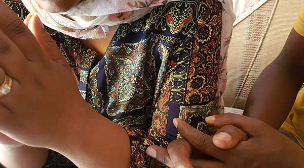 Ausschnitt von Kinn und Händen von Frauen aus Eritrea 