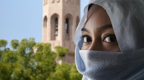 Gesicht von einer asiatischen Frau und Gebäude im Hintergrund 