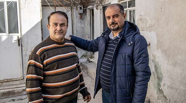 Zwei Männer aus Syrien stehen nebeneinander 