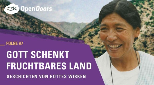 Mexikansiche Frau mit Bergen im Hintergrund 