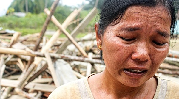 Frau aus Indonesien weint