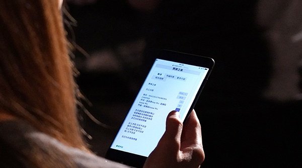 Frau scrollt durch ihr Handy
