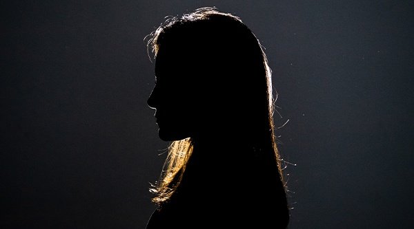 Abgedunkeltes seitliches Profil von einer Frau