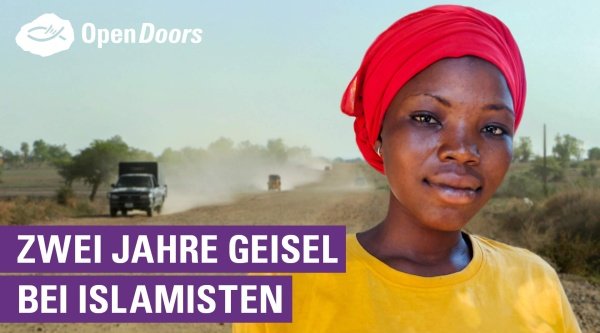 Mädchen aus Nigeria mit roter Kopfbedeckung 