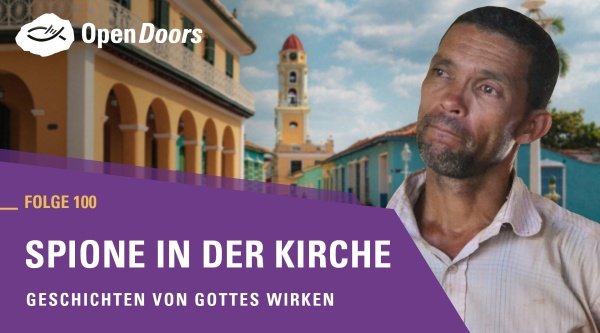 Mann aus Kuba vor Gebäude