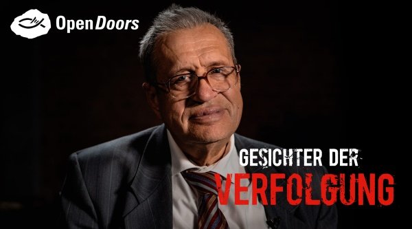 Älterer Mann mit Brille und Anzug 