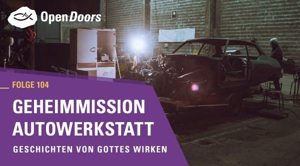 Auto in einer Werkstatt 