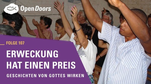 Menschen beten und heben dabei ihre Hände hoch 