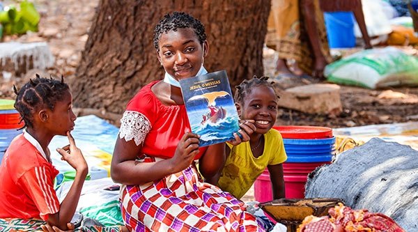 Kinder mit Kinderbibel im Norden Mozambiks - Tätigkeitsbericht Open Doors 2021