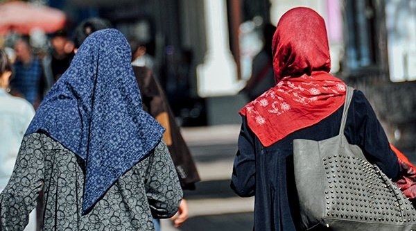Zwei muslimische Frauen in den Straßen eines Lands in Zentralasien