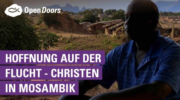Mann aus Mosambik vor einem Dorf 