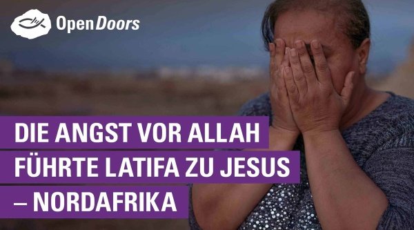Frau hält ihre Hände vors Gesicht 