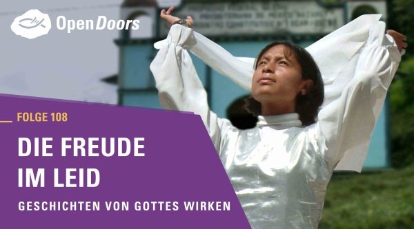 Mädchen in weißer Kleidung schaut hoch 