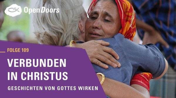 Zwei Frauen umarmen sich 