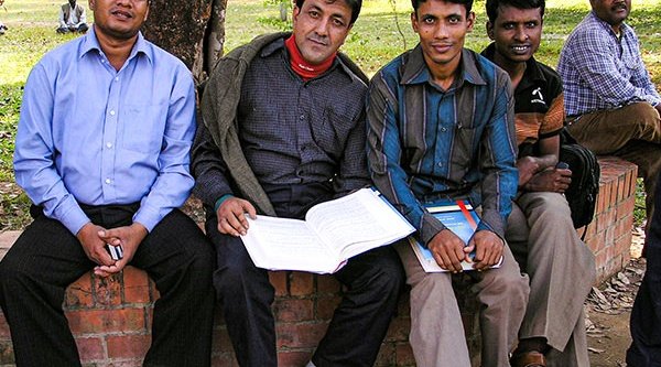 Vier Männer aud Bangladesch bekommen christliche Literatur