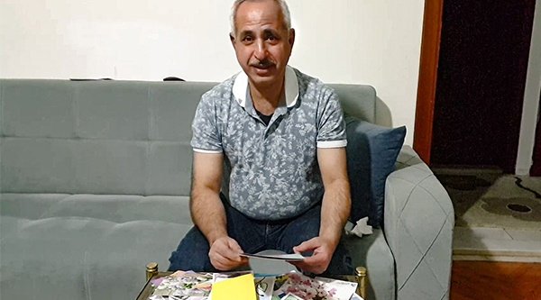 Taher aus Iran liest Ermutigungskarten