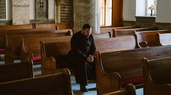 Ein syrischer Priester in der Kirche