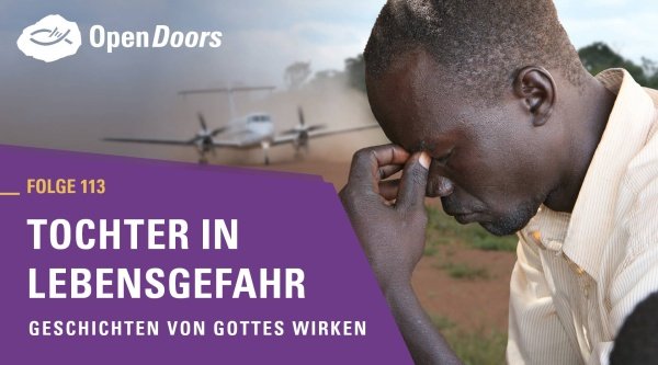 Afrikanischer Mann stütz sich den Kopf auf den Händen 
