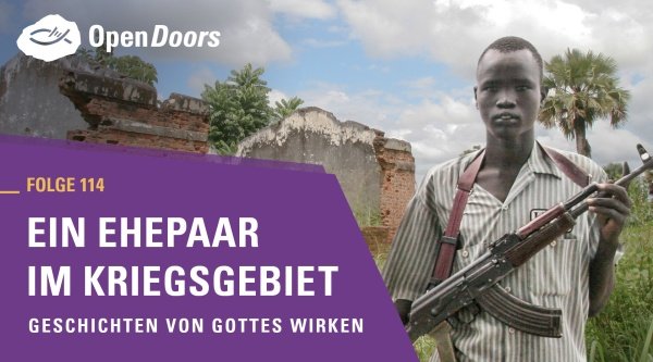 Afrikanischer junger Mann mit Gewehr