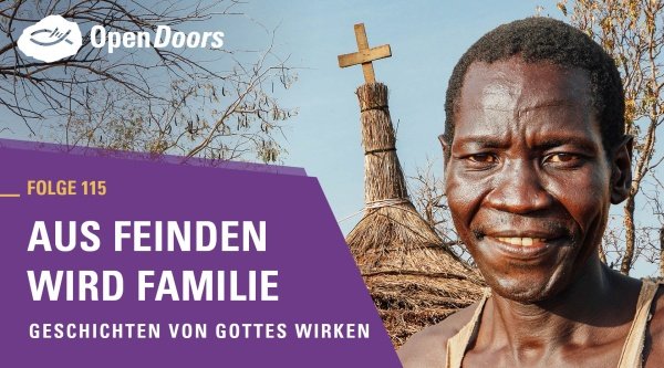 Afrikanischer Mann vor einem Kreuz