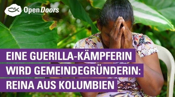 Frau mit Händen vor dem Gesicht und Schriftzug