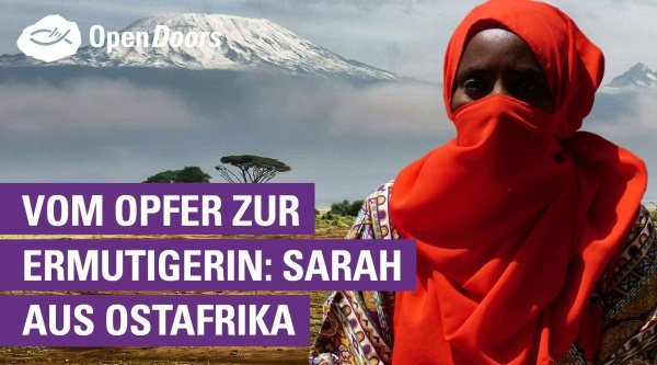 rot verschleierte Frau mit Schriftzug