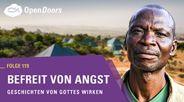 Afrikanischer Mann mit Landschaft im Hintergrund