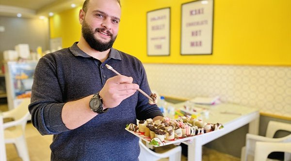 Salah demonstriert wie man Sushi isst: stilecht mit Stäbchen!