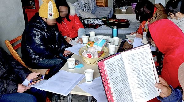Gemeinsames Bibelstudium: Treffen im privaten Rahmen gewinnen für die Christen immer mehr an Bedeutung