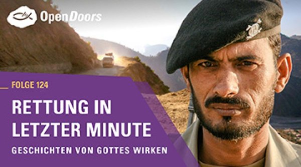 Bärtiger Mann vor einem gebirgigen Hintergrund