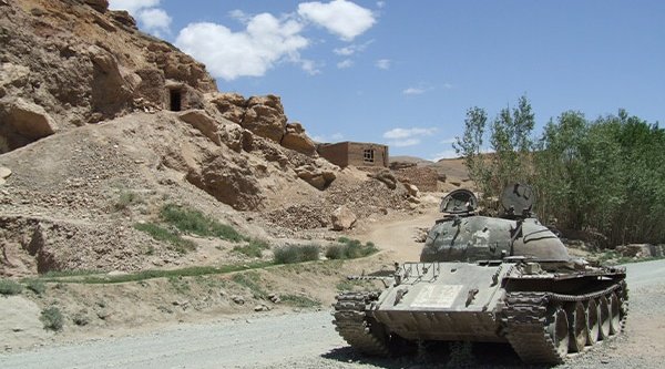 Ein Panzer fährt auf einer Straße entlang