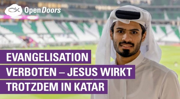 Ein Mann aus Katar steht in einem Fußballstadion